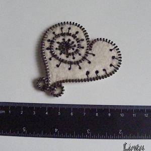 Szív alakú cipzárbross (kitűző)  - ékszer - kitűző és bross - Meska.hu