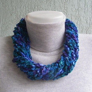 Téli horgolt nyaklánc kék-lila színekben - ékszer - nyaklánc - nyakpánt, gallér - Meska.hu