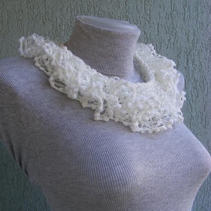 Téli horgolt nyaklánc fehér színben - ékszer - nyaklánc - nyakpánt, gallér - Meska.hu