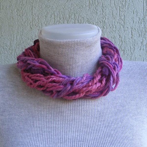 Téli horgolt nyaklánc lila színekben - ruha & divat - sál, sapka, kendő - sál - Meska.hu