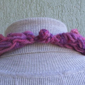 Téli horgolt nyaklánc lila színekben - ruha & divat - sál, sapka, kendő - sál - Meska.hu