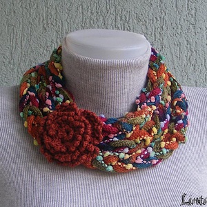 Téli horgolt nyaklánc szivárványos színekben - Meska.hu