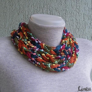Téli horgolt nyaklánc szivárványos színekben - ékszer - nyaklánc - nyakpánt, gallér - Meska.hu