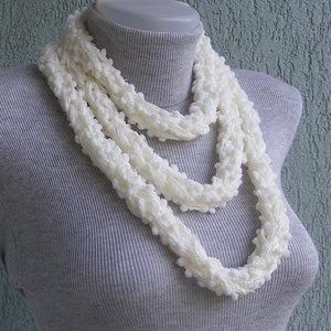Téli horgolt nyaklánc fehér-kék színekben - ruha & divat - sál, sapka, kendő - sál - Meska.hu