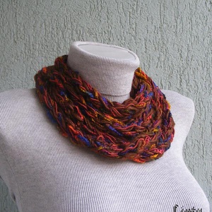 Téli horgolt nyaklánc barna-kék színekben - ruha & divat - sál, sapka, kendő - sál - Meska.hu
