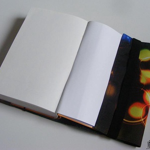 Kétoldalú vízhatlan könyvborító állítható szélességgel, SZÍNES FÉNYEK és ZÖLD MINTA - könyv & zene - könyvtok - Meska.hu