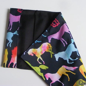 Színes lovak, vízhatlan könyvborító állítható szélességgel - Meska.hu