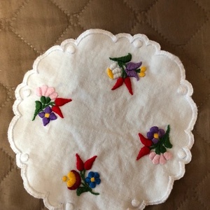 Kicsi, kerek, paprika mintás kalocsai terítő, Otthon & Életmód, Lakástextil, Abrosz, terítő, Díszterítő polcra, komódra, Hímzés, MESKA