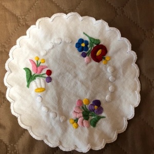 Kicsi, kerek, kézzel hímzett kalocsai terítő, Otthon & Életmód, Lakástextil, Abrosz, terítő, Díszterítő polcra, komódra, Hímzés, MESKA