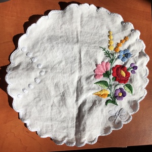 Kerek, kézzel hímzett kalocsai terítő, Otthon & Életmód, Lakástextil, Abrosz, terítő, Díszterítő polcra, komódra, Hímzés, MESKA