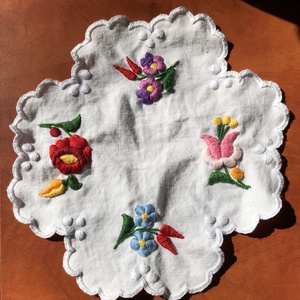 Kézzel hímzett kicsi, négyzetes kalocsai terítő, Otthon & Életmód, Lakástextil, Abrosz, terítő, Díszterítő polcra, komódra, Hímzés, MESKA