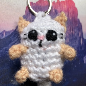 Amigurumi macskás kulcstartó vagy táskadísz, Táska & Tok, Kulcstartó & Táskadísz, Kulcstartó, Horgolás, Horgolt cicás kulcstartó. A teste kb. 6 centiméter hosszú., MESKA