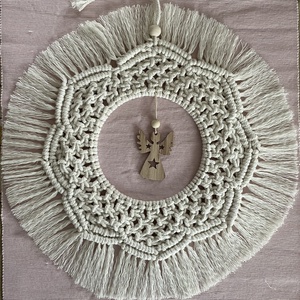 Karácsonyi makramé koszorú, Karácsony, Karácsonyi lakásdekoráció, Karácsonyi lakásdíszek, Csomózás, Karácsonyi makramé koszorú, kikeményítve a formai tartósságért. Átmérője 30 cm., MESKA