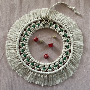 Karácsonyi makramé koszorú, Karácsony, Karácsonyi lakásdekoráció, Karácsonyi ajtódíszek, Csomózás, MESKA