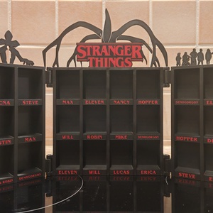 Stranger Things kinderjoy figura tartó, kinyitható változat, Otthon & Életmód, Dekoráció, Asztal és polc dekoráció, Dekorációs tál, tartó, Mindenmás, 3D nyomtatással készülő termék. A biztonságos szállítás miatt több darabban küldöm. A középső része..., MESKA