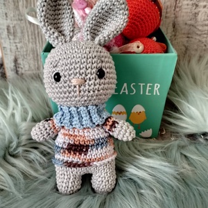 Kicsi kék garbós szoknyás nyuszi - amigurumi horgolt figurák - Meska.hu