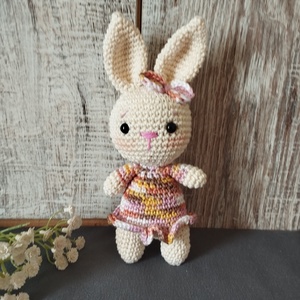 Nyuszi amigurumi horgolt figura mintás szoknyával - Fehér - Meska.hu