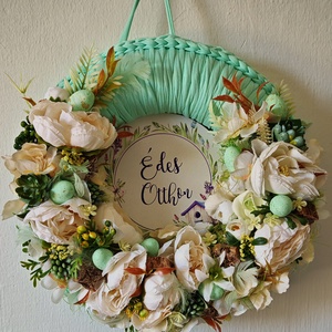 Húsvéti kopogtató / ajtódísz horgolt pólóalapon selyemvirágokkal és fatáblával menta színben, Otthon & Életmód, Dekoráció, Ajtó- és ablak dekoráció, Ajtódísz & Kopogtató, Horgolás, MESKA