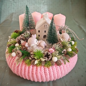 Adventi koszorú babarózsaszín horgolt alappal, rózsaszín gyertyákkal - Meska.hu