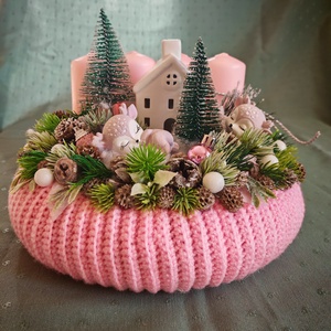 Adventi koszorú babarózsaszín horgolt alappal, rózsaszín gyertyákkal - karácsony - adventi díszek - adventi koszorú - Meska.hu