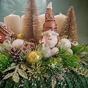 Adventi koszorú zöld horgolt alappal, beige gyertyákkal - karácsony - adventi díszek - adventi koszorú - Meska.hu