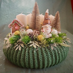Adventi koszorú zöld horgolt alappal, beige gyertyákkal - Meska.hu