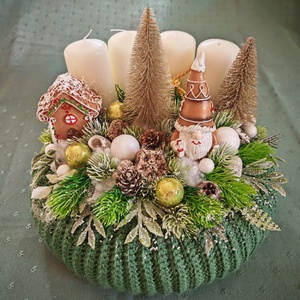 Adventi koszorú zöld horgolt alappal, beige gyertyákkal - karácsony - adventi díszek - adventi koszorú - Meska.hu