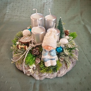 Adventi koszorú szőrme alapon, ezüstös gyertyákkal - Meska.hu