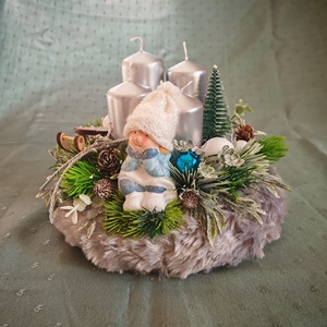 Adventi koszorú szőrme alapon, ezüstös gyertyákkal - karácsony - adventi díszek - adventi koszorú - Meska.hu