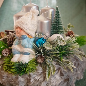 Adventi koszorú szőrme alapon, ezüstös gyertyákkal - karácsony - adventi díszek - adventi koszorú - Meska.hu