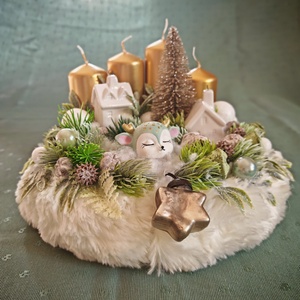 Adventi koszorú szőrme alapon, arany színű gyertyákkal - karácsony - adventi díszek - adventi koszorú - Meska.hu
