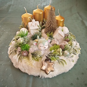 Adventi koszorú szőrme alapon, arany színű gyertyákkal - Meska.hu