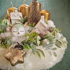 Adventi koszorú szőrme alapon, arany színű gyertyákkal - karácsony - adventi díszek - adventi koszorú - Meska.hu