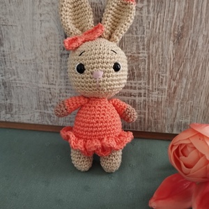 Horgolt nyuszilány - Barackszín szoknyás, Játék & Sport, Plüssállat & Játékfigura, Nyuszi, Horgolás, MESKA