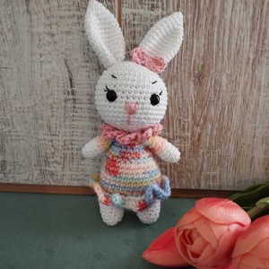 Fehér horgolt nyuszilány - Mintás szoknyás, Játék & Sport, Plüssállat & Játékfigura, Nyuszi, Horgolás, MESKA