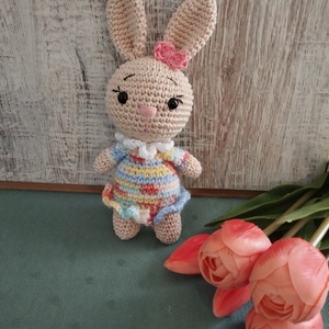 Bézs horgolt nyuszilány - Mintás szoknyás, Játék & Sport, Plüssállat & Játékfigura, Nyuszi, Horgolás, MESKA