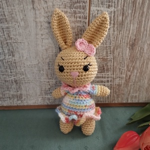 Barna horgolt nyuszilány - Mintás szoknyás, Játék & Sport, Plüssállat & Játékfigura, Nyuszi, Horgolás, MESKA