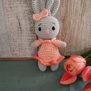 Szürke horgolt nyuszilány - Barackszín szoknyás, Játék & Sport, Plüssállat & Játékfigura, Nyuszi, Horgolás, MESKA