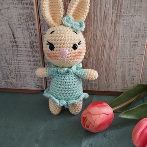 Horgolt nyuszilány - Babakék szoknyás, Játék & Sport, Plüssállat & Játékfigura, Nyuszi, Horgolás, MESKA