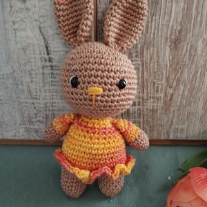 Barna horgolt nyuszilány - Narancs szoknyás, Játék & Sport, Plüssállat & Játékfigura, Nyuszi, Horgolás, MESKA
