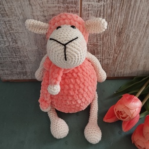 Horgolt bárány - Lazacszín - amigurumi horgolt figurák, Játék & Sport, Plüssállat & Játékfigura, Plüss bárány, Horgolás, MESKA
