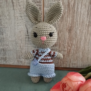Horgolt nyuszifiú kantáros nadrágban, Játék & Sport, Plüssállat & Játékfigura, Nyuszi, Horgolás, MESKA