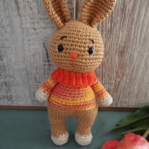 Nyuszi amigurumi horgolt figura narancs garbós pulcsiban, Játék & Sport, Plüssállat & Játékfigura, Nyuszi, Horgolás, MESKA
