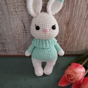 Nyuszi amigurumi horgolt figura türkiz garbós pulcsiban, Játék & Sport, Plüssállat & Játékfigura, Nyuszi, Horgolás, MESKA