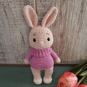 Nyuszi amigurumi horgolt figura lila garbós pulcsiban, Játék & Sport, Plüssállat & Játékfigura, Nyuszi, Horgolás, MESKA