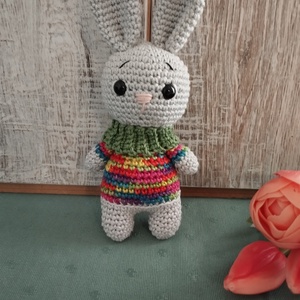 Nyuszi amigurumi horgolt figura zöld mintás garbós pulcsiban, Játék & Sport, Plüssállat & Játékfigura, Nyuszi, Horgolás, MESKA