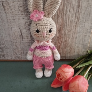 Nyuszi amigurumi horgolt figura rózsaszín garbós pulcsiban, Játék & Sport, Plüssállat & Játékfigura, Nyuszi, Horgolás, MESKA