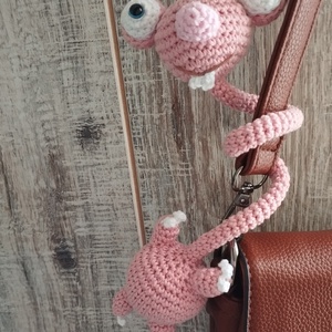 Syd hajlítható táskadísz - Rózsaszín Horgolt Syd figura, Játék & Sport, Plüssállat & Játékfigura, Nyuszi, Horgolás, MESKA