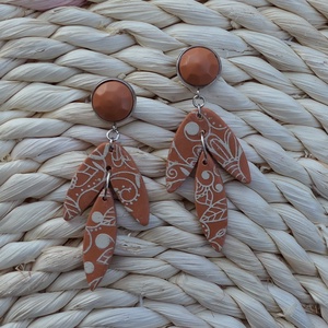 Terrakotta-bézs festett fülbevaló, Ékszer, Fülbevaló, Lógó fülbevaló, Ékszerkészítés, Gyurma, MESKA