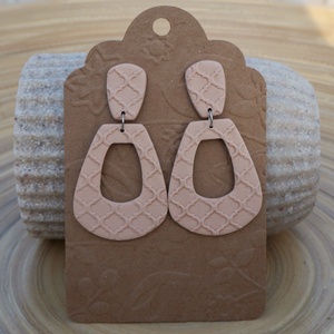 Bézs színű, texturált bedugós fülbevaló , Ékszer, Fülbevaló, Lógó fülbevaló, Ékszerkészítés, Gyurma, MESKA